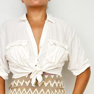 Camisa Blanca Básica con Botones y Lazo en la Cintura