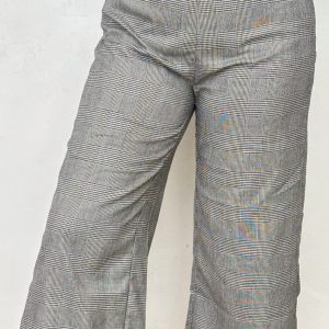 Pantalón de Rayas con Bota Ancha – Estilo y Comodidad