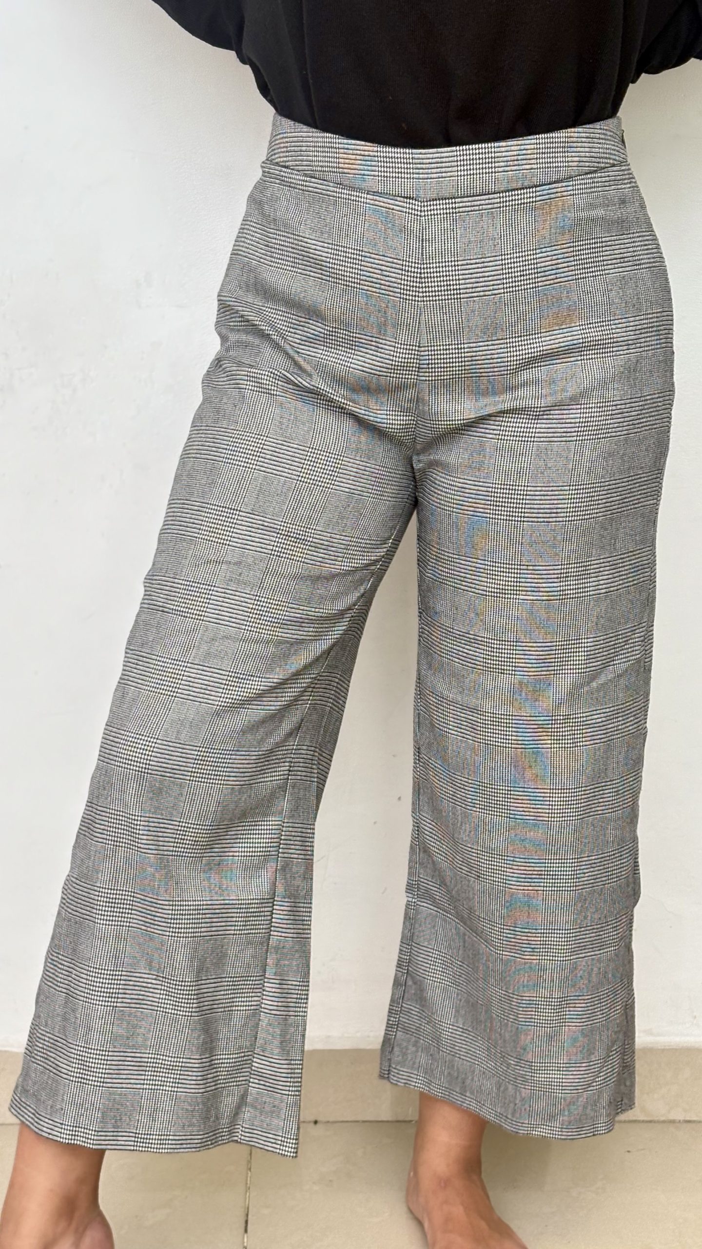 Pantalón de Rayas con Bota Ancha – Estilo y Comodidad