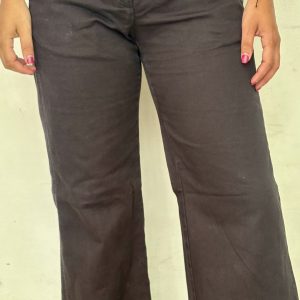Pantalón Negro de Tela Rígida con Botones Laterales y Bota Recta