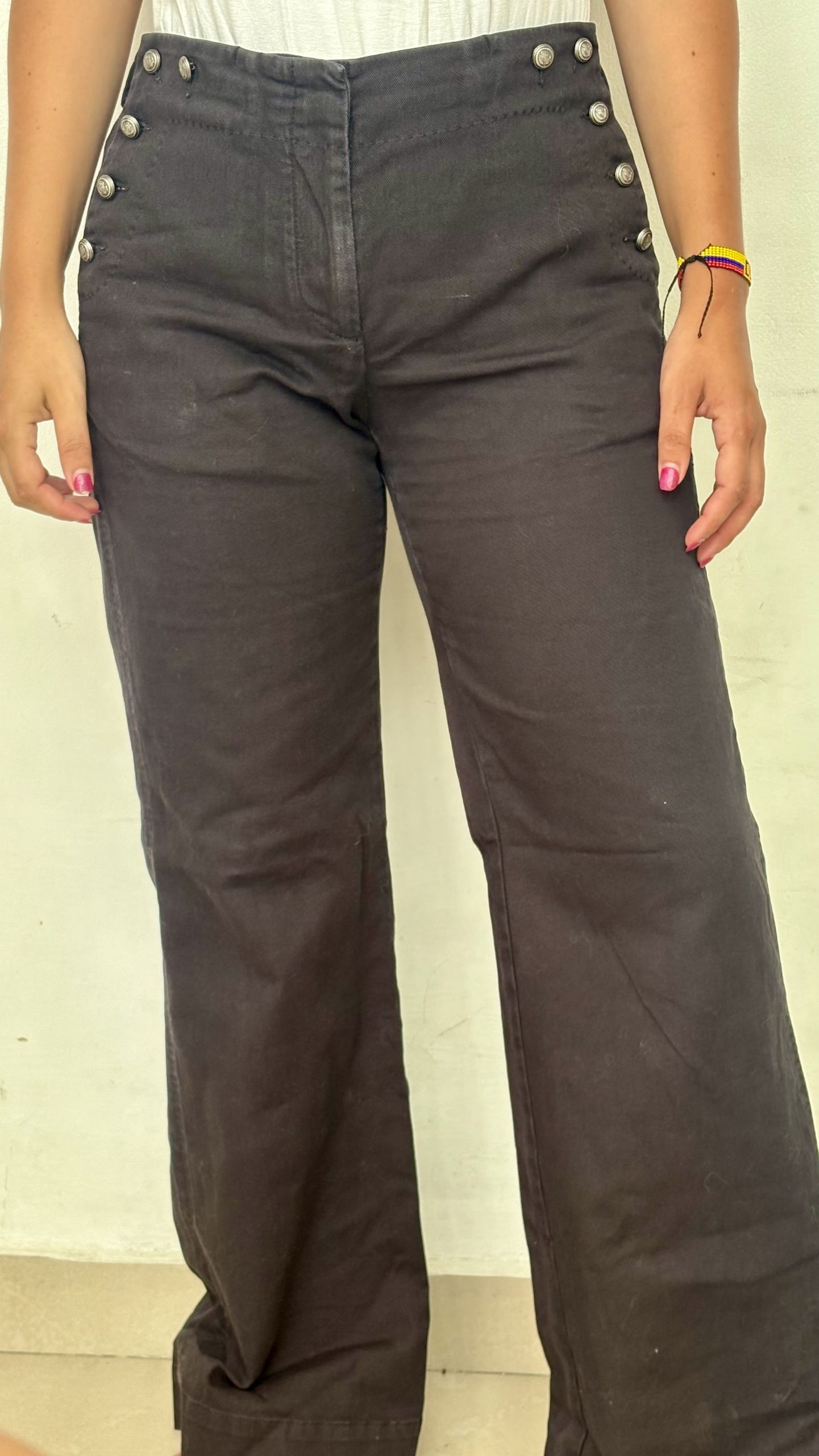 Pantalón Negro de Tela Rígida con Botones Laterales y Bota Recta