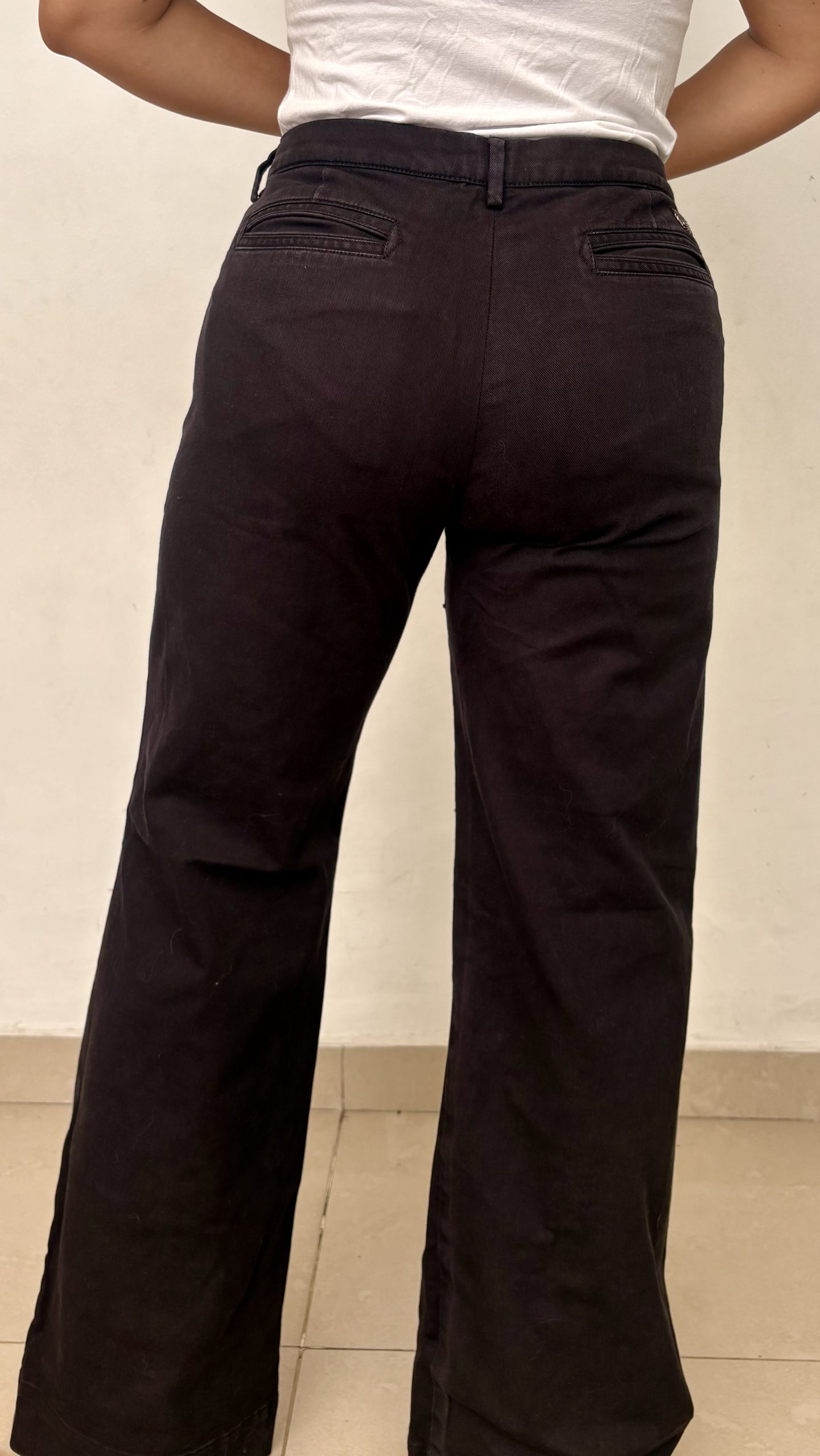 Pantalón Negro de Tela Rígida con Botones Laterales y Bota Recta - Image 3