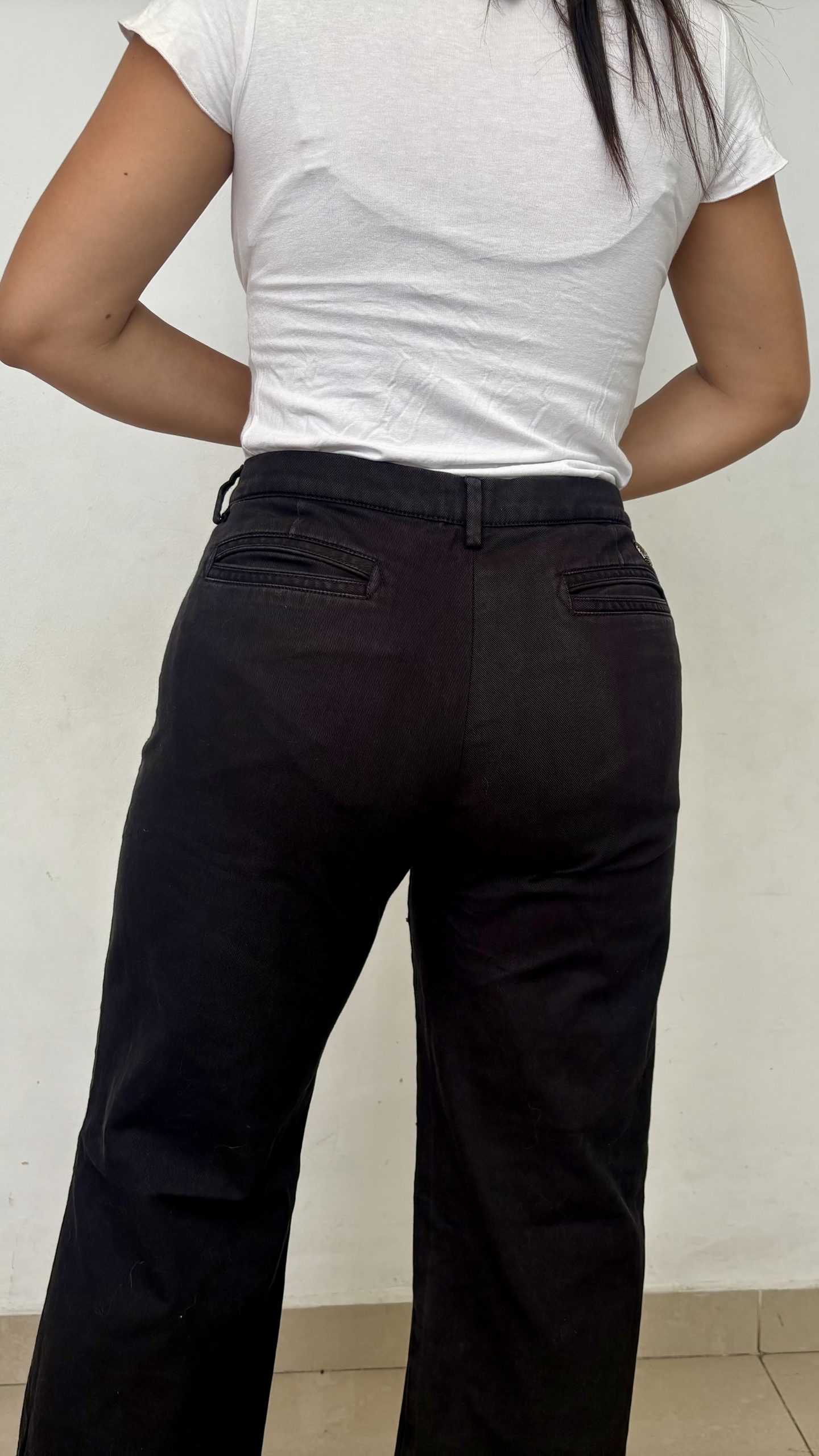 Pantalón Negro de Tela Rígida con Botones Laterales y Bota Recta - Image 2