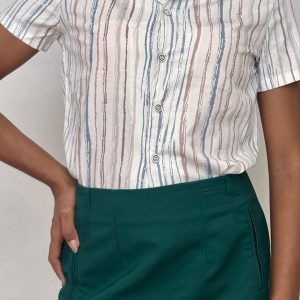 Camisa Básica Blanca de Botones con Rayas – Clásica y Versátil