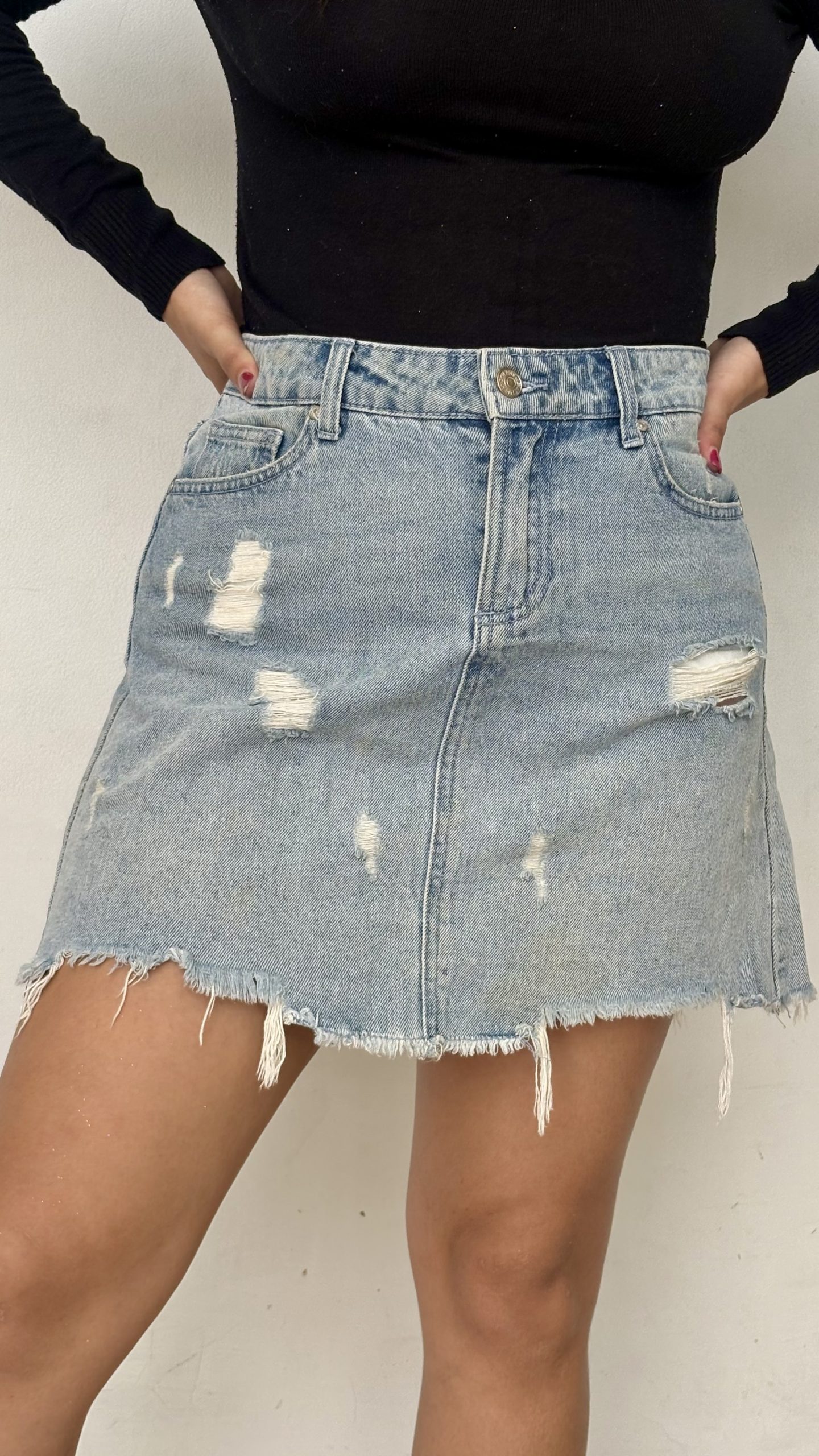 Falda Corta de Jean con Detalles Desgastados