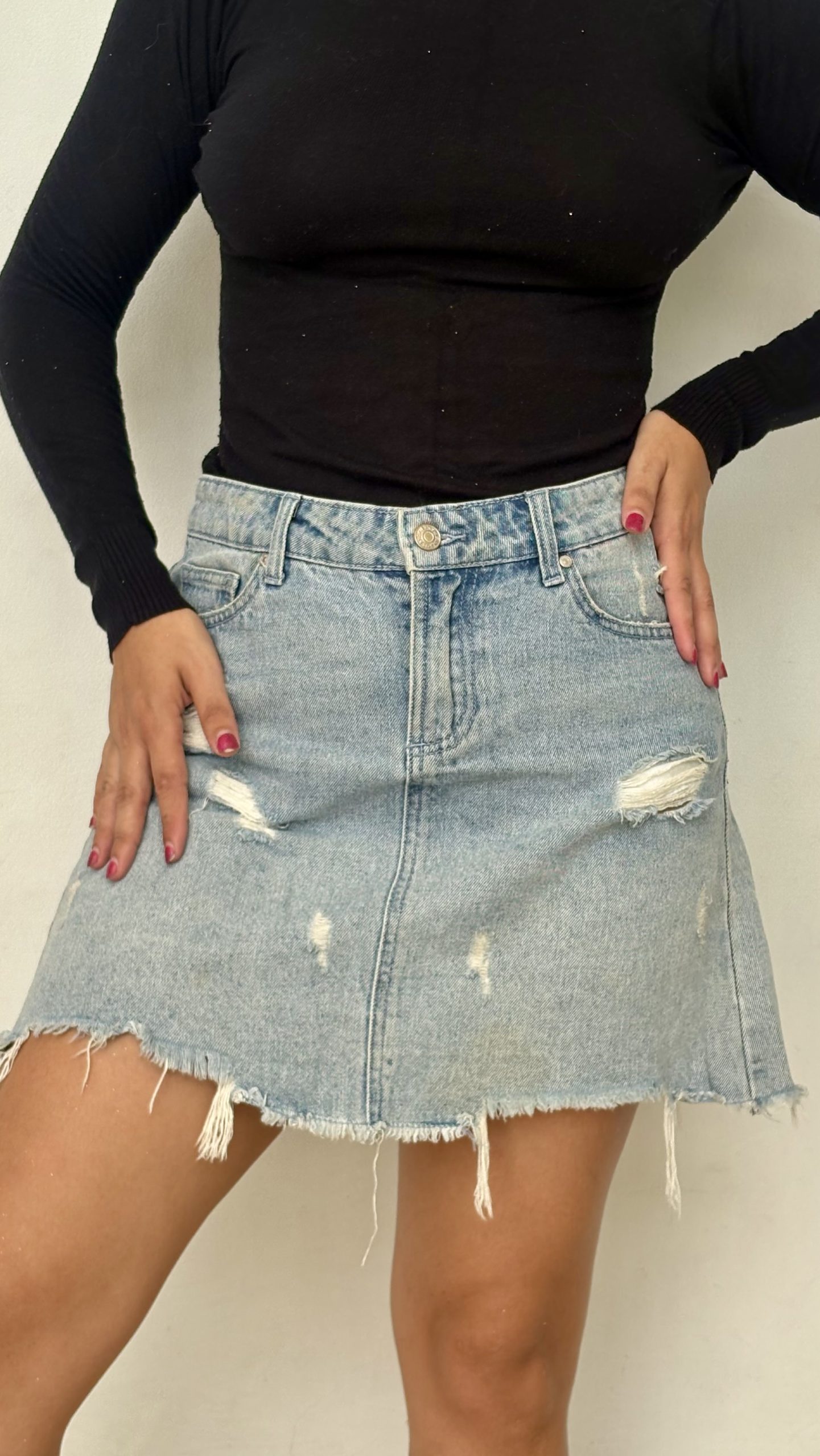 Falda Corta de Jean con Detalles Desgastados - Image 4