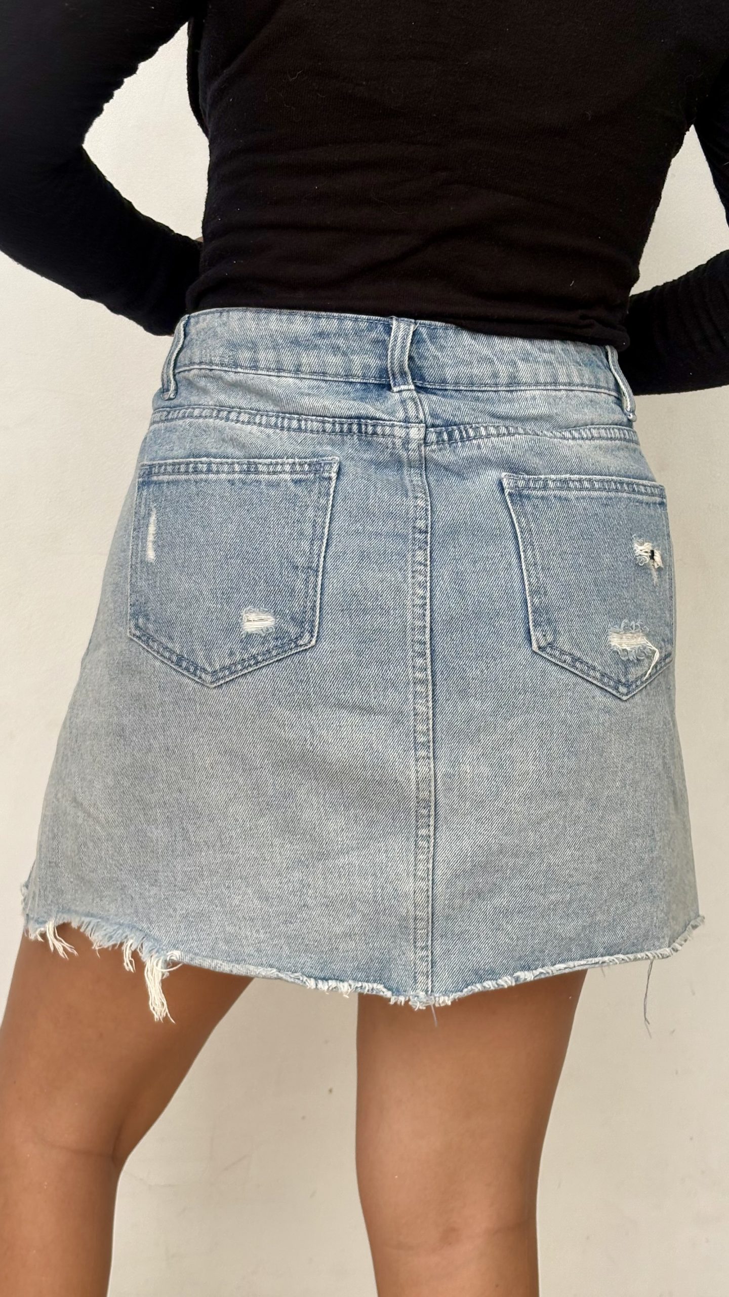 Falda Corta de Jean con Detalles Desgastados - Image 2