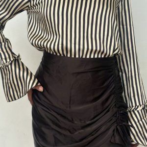 Falda Negra de Satén con Recogido Frontal