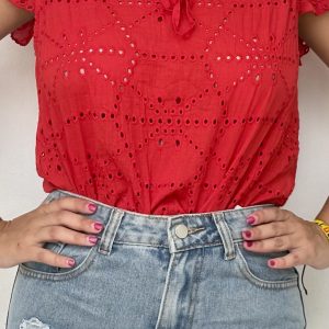 Blusa Roja en Ojalillo – Frescura y Encanto