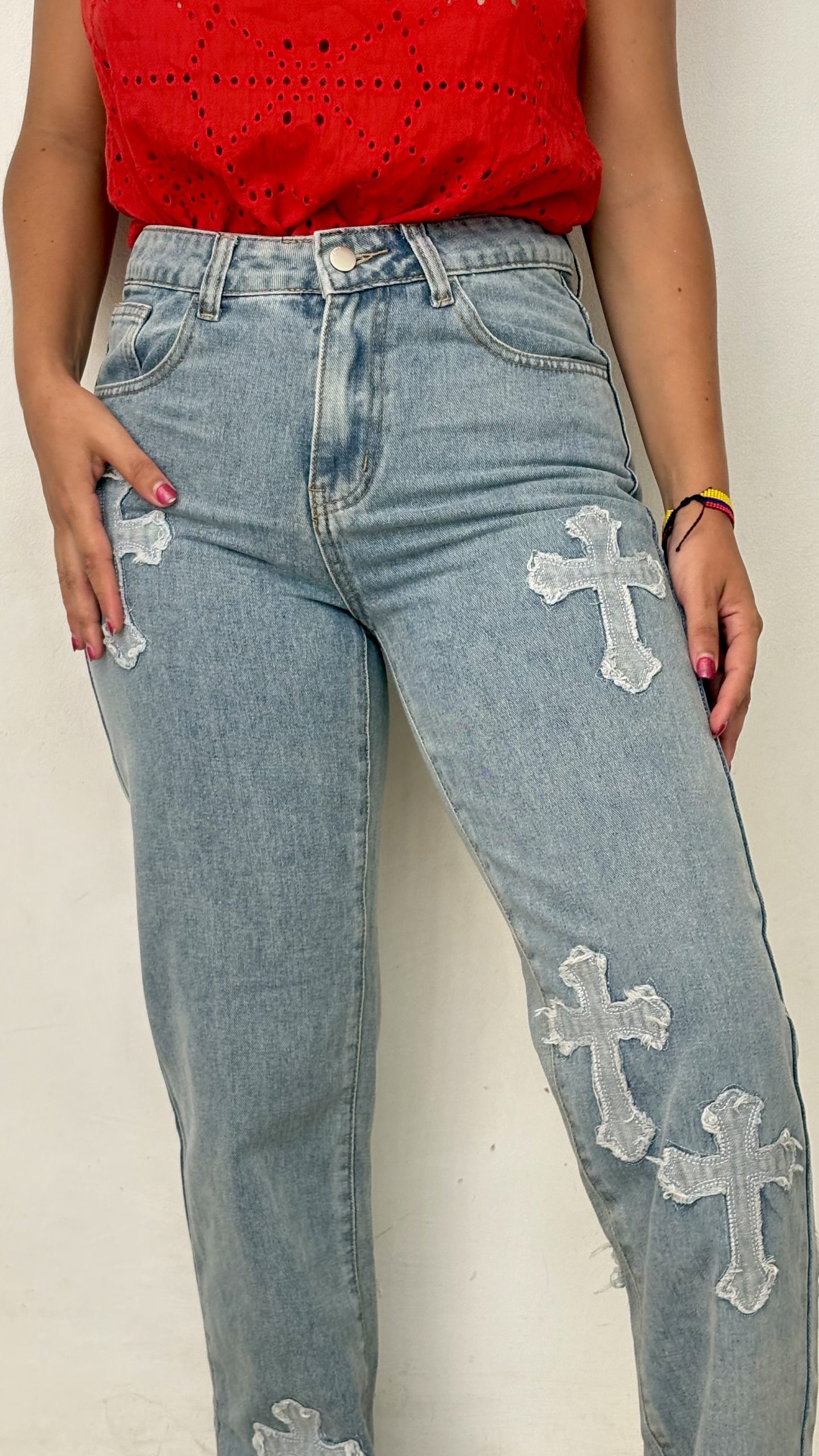 Jeans Bota Recta con Detalles de Cruz Azul - Image 3