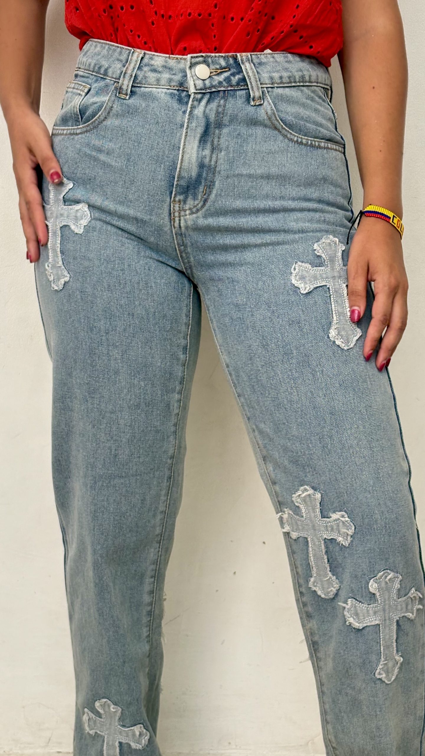 Jeans Bota Recta con Detalles de Cruz Azul