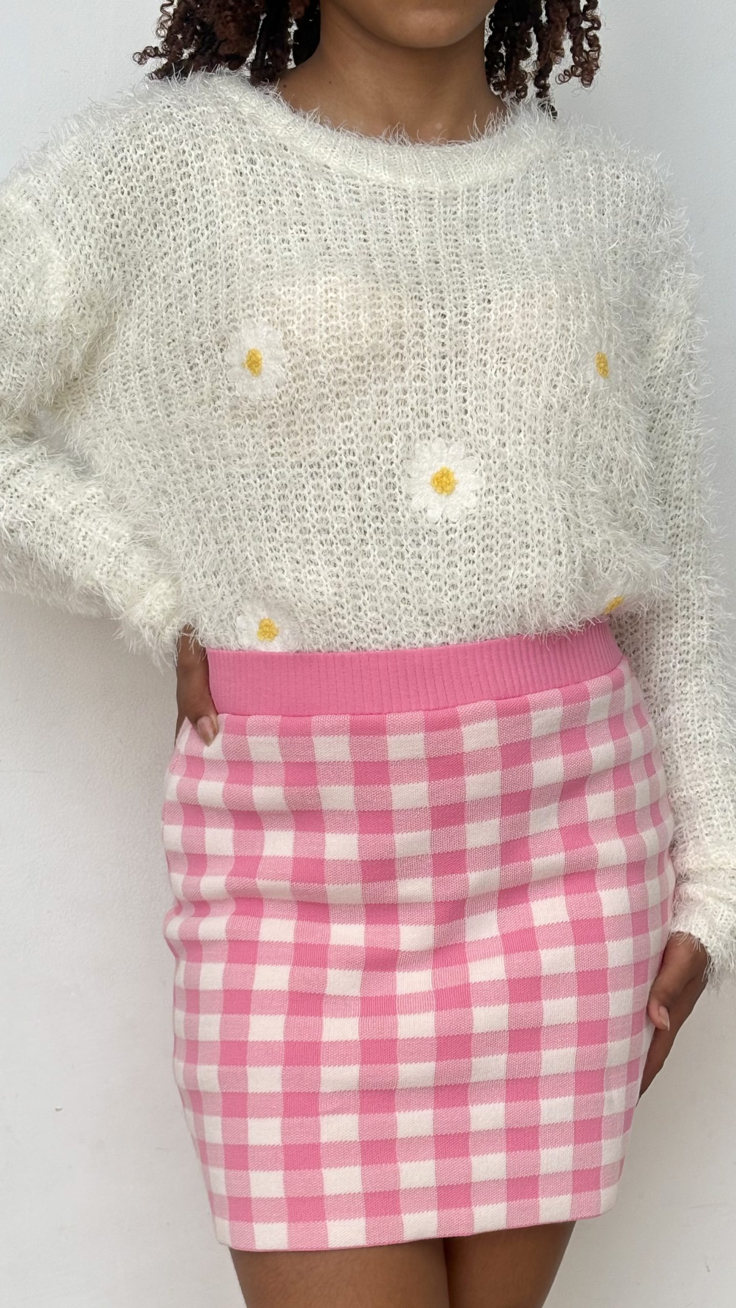 Buzo Blanco Tejido con Diseño de Flores - Image 3