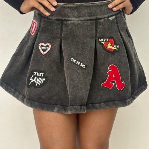 Mini Falda Plisada con Stickers – Divertido y Trendy