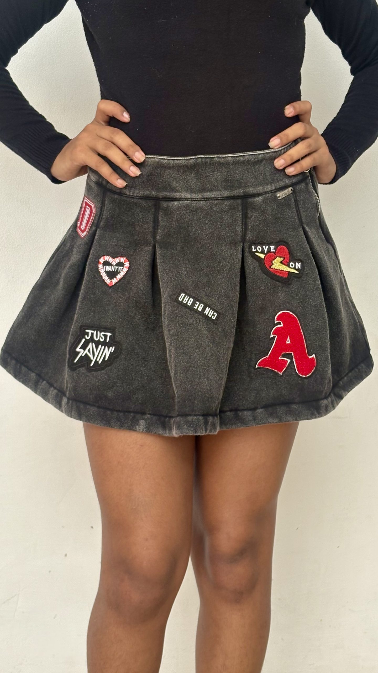 Mini Falda Plisada con Stickers – Divertido y Trendy