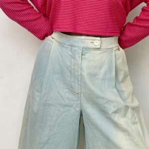 Buzo Corto Fucsia en Tela Tejida – Vibrante y Estiloso