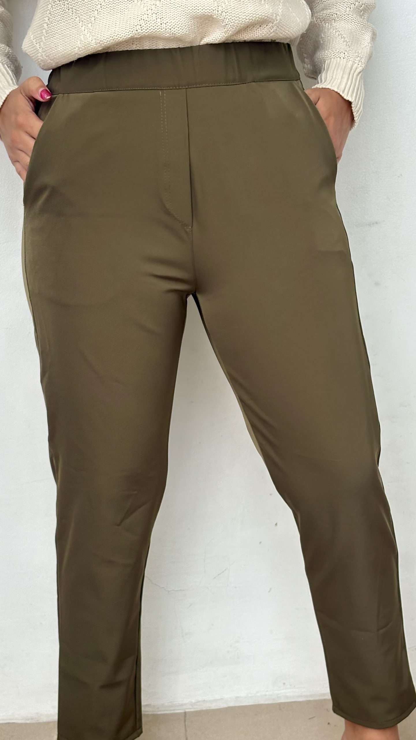 Pantalón de Tela Verde – Elegancia y Comodidad - Image 2