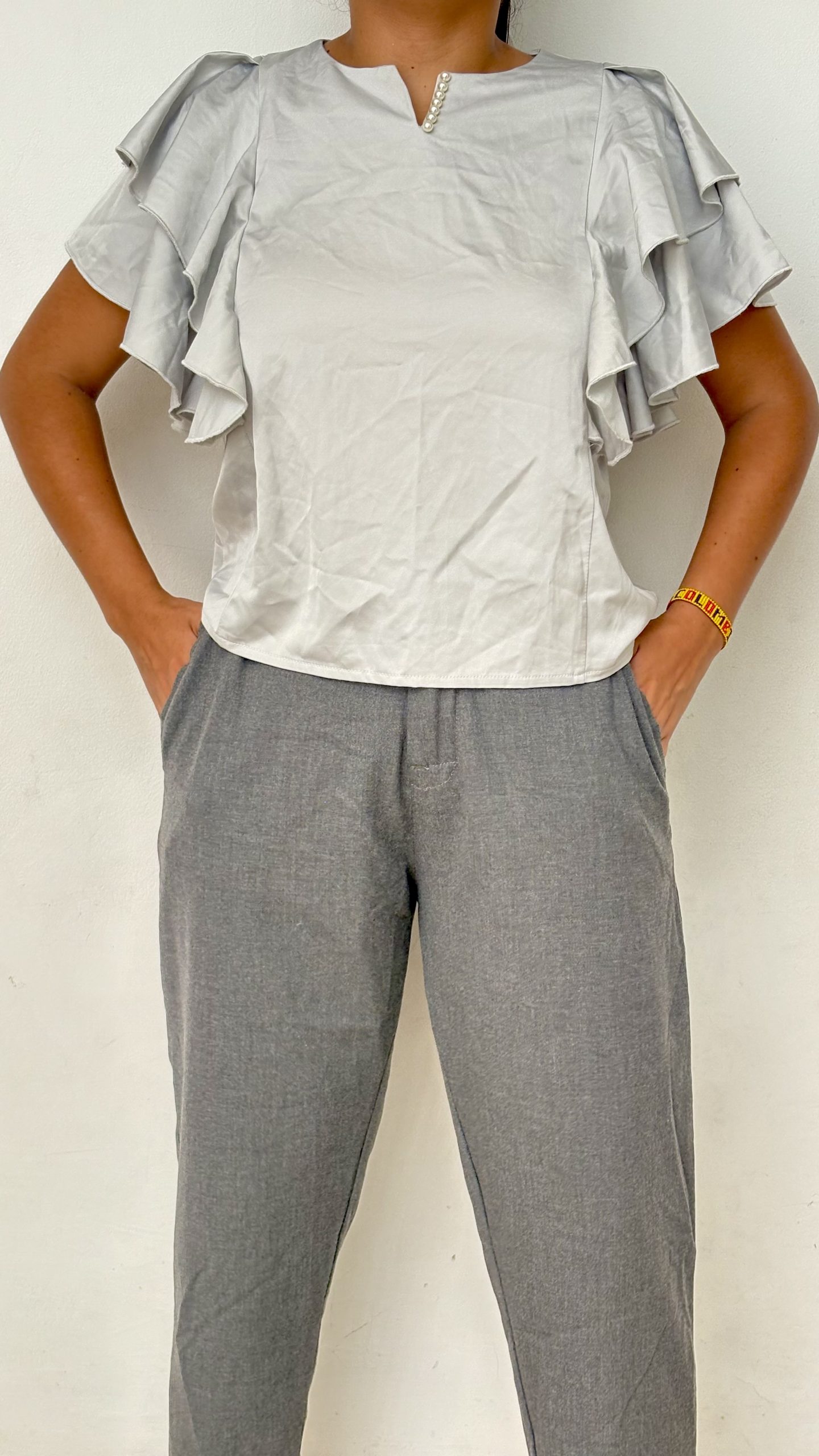 Blusa Elegante Azul con Detalle de Perlas en el Cuello - Image 3