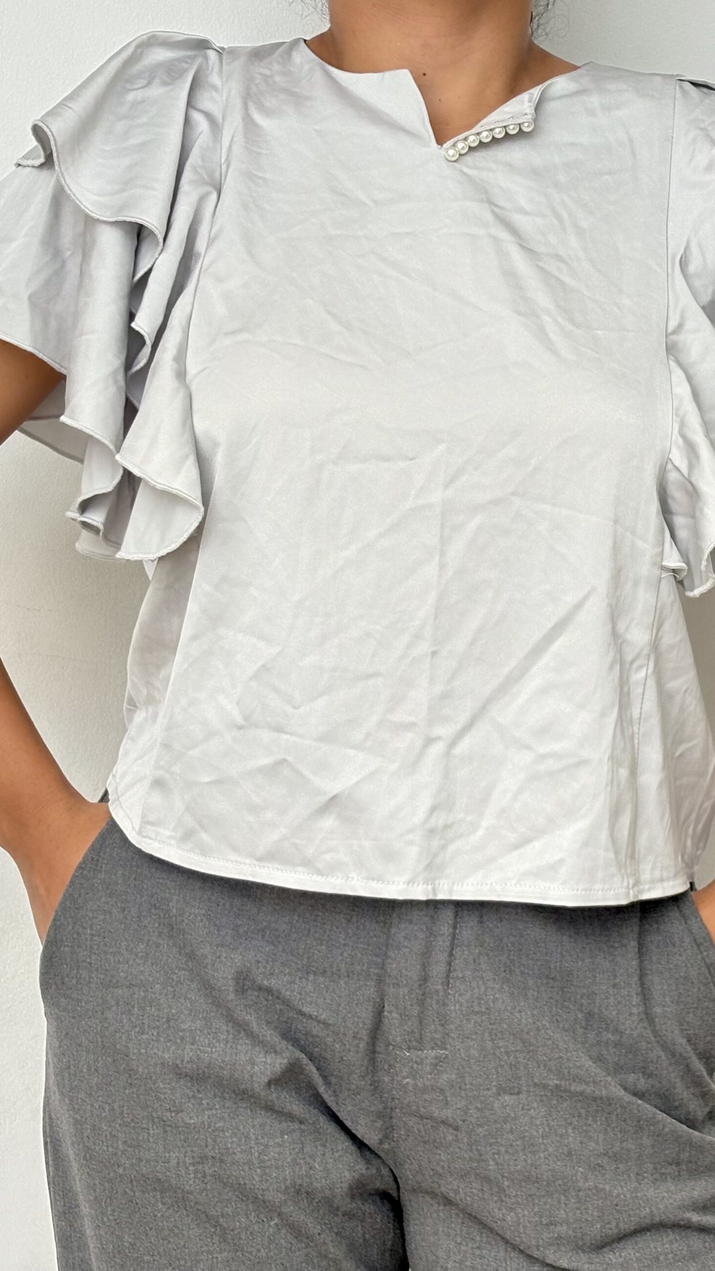 Blusa Elegante Azul con Detalle de Perlas en el Cuello