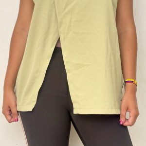 Blusa Elegante Verde con Corte Asimétrico en V