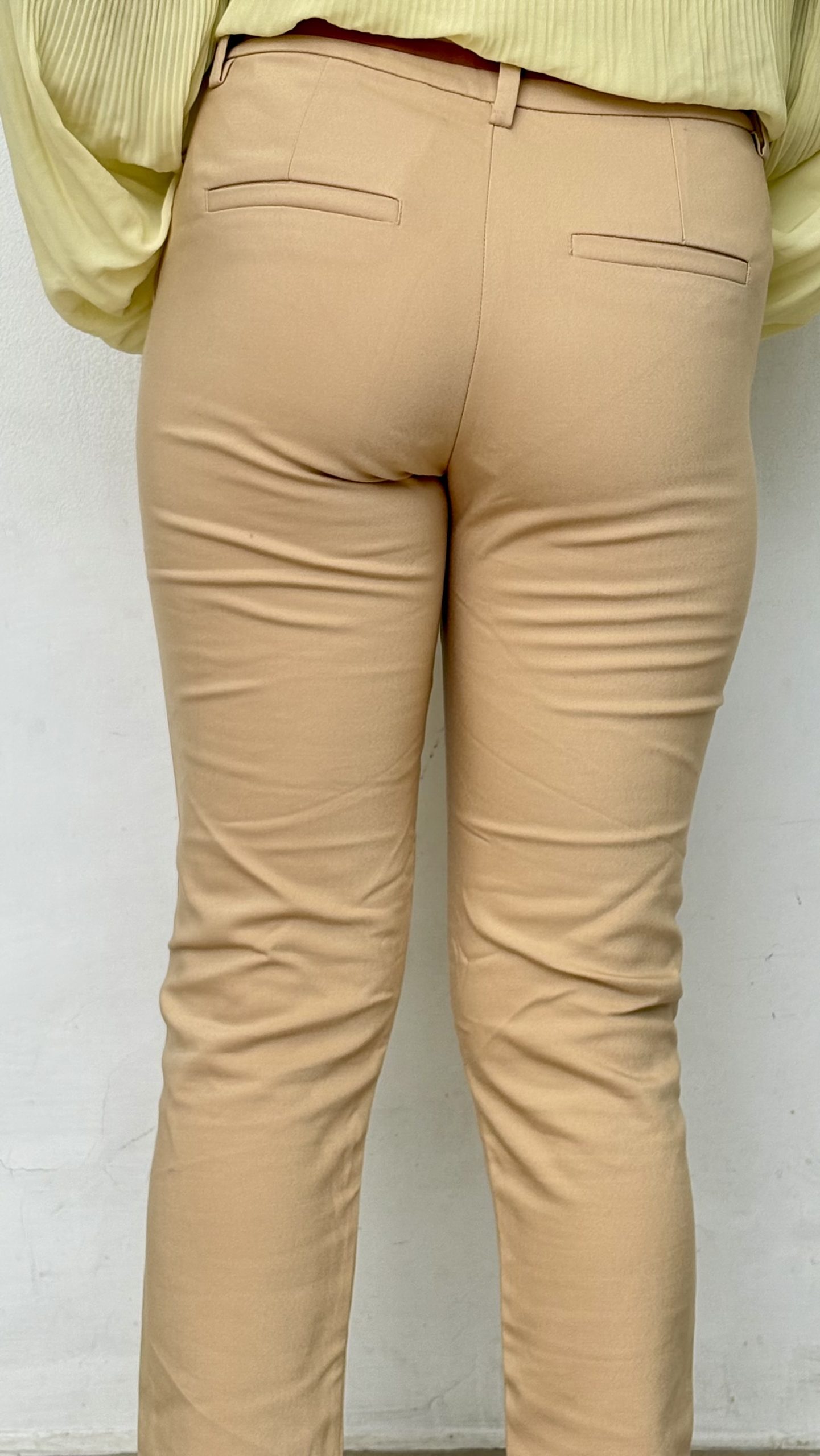 Pantalón Beige de Tela con Correa - Image 2
