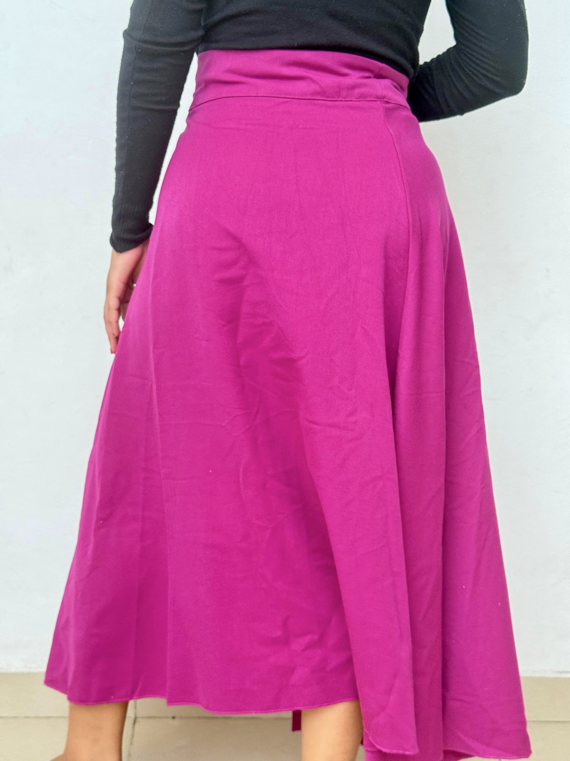 Falda Larga Violeta con Cinturón de Cuero y Apertura Lateral - Image 2